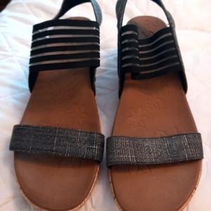 Womens sandals. Size 9.5.